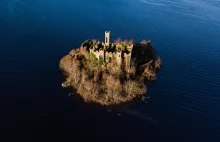 Opuszczony zamek na środku jeziora