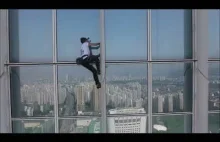 Alain Robert wspina się na Lotte Tower w Seulu (555 m)