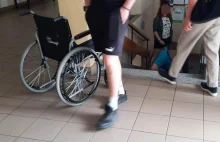 Schorowani emeryci czołgali się po schodach, by dostać się do lekarza. Totalne u