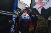 Śmiesznie niska kara dla Babci Kasi za atak na policjanta. W sieci zawrzało