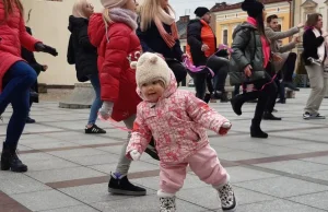 Protesty przed plebanią. Parafianie chcieli wywieźć proboszcza na taczkach