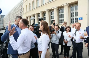 Konferencja Tuska przed budynkiem TVP. Nagle pojawił się Rachoń