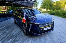 Prezydencki DS Nº8 z bliska. Ma otwierany dach i ręcznie zdobione wnętrze z inst