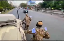 Talibowie patrolujący ulice Kabulu na rolkach