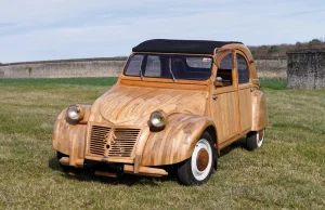 Citroën 2CV z drewna sprzedany za rekordową kwotę. Drożej niż nowa limuzyna