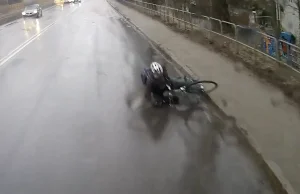 O krok od tragedii, rowerzysta upadł na jezdnie wprost przed autobusem (film)
