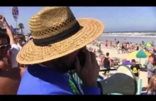 Gość przychodzi na plażę w Daytona Beach i wyzywa plazowiczów