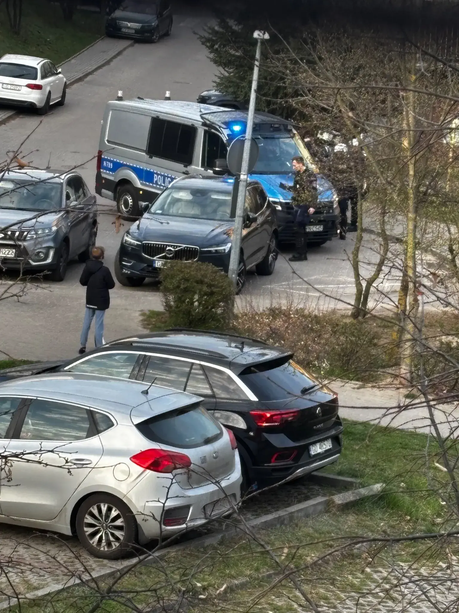 Ustawka pod szkołą podstawową w Gdańsku. Tłum młodzieży uciekał przed policją