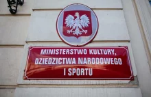 Część polityków PiS "okupuje ministerstwo kultury". "Mają oddzielną salę, do...