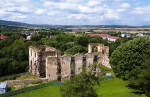 Ruiny zamku w Bodzentynie w województwie świętokrzyskim