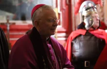 Abp Jędraszewski: „ataki na papieża to wojna hybrydowa”. Chwali kibiców Legii