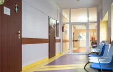 Rodzice ruszyli do wypisywania dzieci z przychodni. "Znikają z radarów"