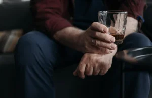 Lewica idzie na wojnę a alkoholem. Ale to politycy mają z nim wielki problem