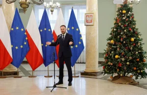 Wojewoda lubelski Krzysztof Komorski wniósł flagi UE i usunął krzyż