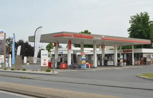 komuna we Francji - TotalEnergies reguluje ceny paliwa na stacjach