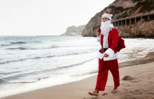 Jak wygląda Boże Narodzenie na świecie? Surfujący święty Mikołaj