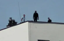 Akcja trwa od 18 godzin. Mężczyzna stoi na dachu bloku, w mieszkaniu znaleziono