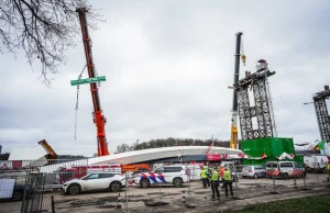 Tragedia podczas budowy mostu w Holandii. Media: Zginął Polak