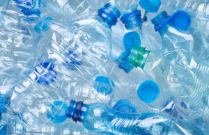 Ministerstwo chce podnieść opłaty za butelki plastikowe o 2000 proc. Producenci