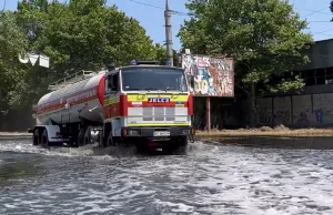 Polskie cysterny strażackie dostarczają już wodę powodzianom na Ukrainie WIDEO