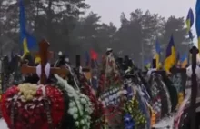 Banderowska flaga na pogrzebie ukraińskiego żołnierza