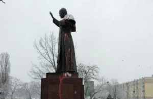"Dejanapawlizacja" także na Podkarpaciu. Zniszono pomnik papieża