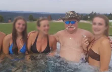 Lech Wałęsa pluska się w basenie i obejmuje fanki. "Co mu się tak nadymało w sli