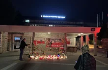 Znicze i kwiaty przed bramą szpitala przy Szaserów. Mieszkańcy oddają cześć