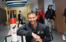 W niedzielę łodzianin poleci w Kosmos. Co wiemy o astronaucie?