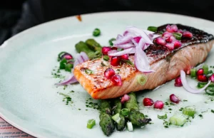 Restauracje w całej Europie rezygnują z łososia. Powodów jest co najmniej kilka