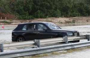Powódź w Dubaju. Luksusowe samochody pod wodą