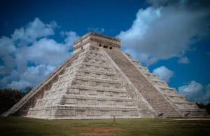 Polak dostał kijem po głowie po zejściu z piramidy Majów w Meksyku.