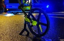 88-latek wpadł po kilkunastu minutach. Ominął przepuszczające pieszego auto.