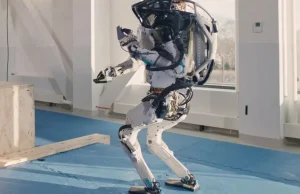 Ten android chodzi i skacze jak człowiek. Nowe demo od Boston Dynamics | BOMEGA