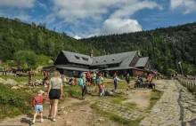 Polskie wakacje. "Turyści idą do marketu i gotują w pokoju"