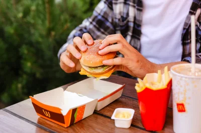 Ceny fast foodów rosną szybciej niż inflacja. Wyższe ceny zwiększają zyski