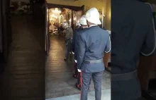 Strażacy uciekają z kościoła