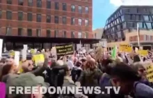 Tłum skanduje "Zełenski to bohater" przed salonem Tesli na Manhattanie