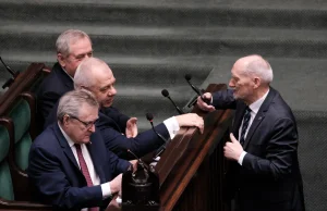 Macierewicz zapowiada lustrację "całej administracji". 0,5 mln osób