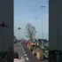 Wojskowy myśliwiec przelatuje nad protestem rolników.