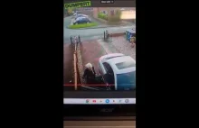 Blondynka i mercedes