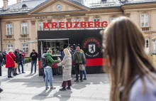 Kłopoty Filipa Chajzera - jego buda z kebabem w Krakowie jednak niezbyt legalna