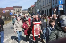 Marsz w obronie Jana Pawła II. "Bandyta Tusk" i modlitwa o "opamięta