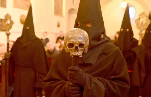 Czarne habity i laski z trupimi czaszkami w krakowskim kościele.