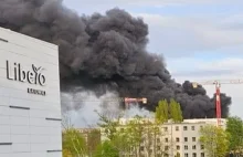 Katowice. Duży pożar hali Farmacol. Interweniują strażacy