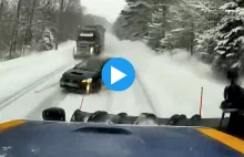 To był cud! Pług przeciął samochód na pół [WIDEO]