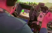 Praca operatora kamery który śledzi piłkę podczas rzutu do kosza