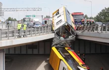 Kierowca autobusu który spadł z wiaduktu potrącił na przejściu dla pieszych