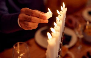 Żydowska Chanuka. Co symbolizują zapalane świece?