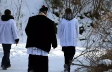 Kuria w Sosnowcu przeprasza za kolędowanie księdza z 9 pedofilskimi zarzutami